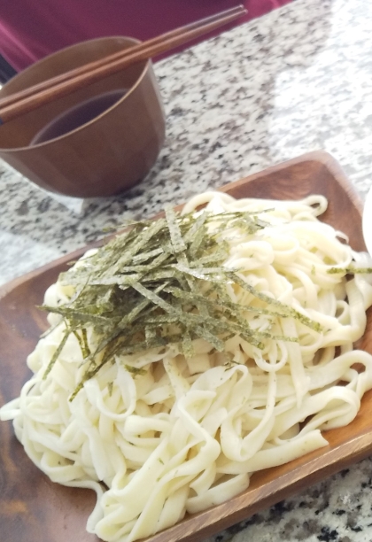 海外在住でうどんが気軽に手に入りません。どうしても食べたくて手作りしました。思ったより楽しく、簡単につくれました。