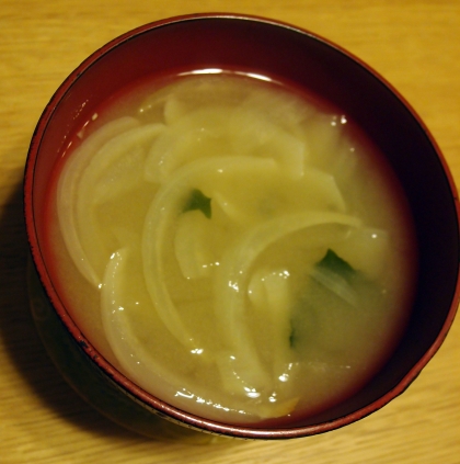 玉ねぎが甘くて、美味しいお味噌汁ですね
ご馳走様でした☆