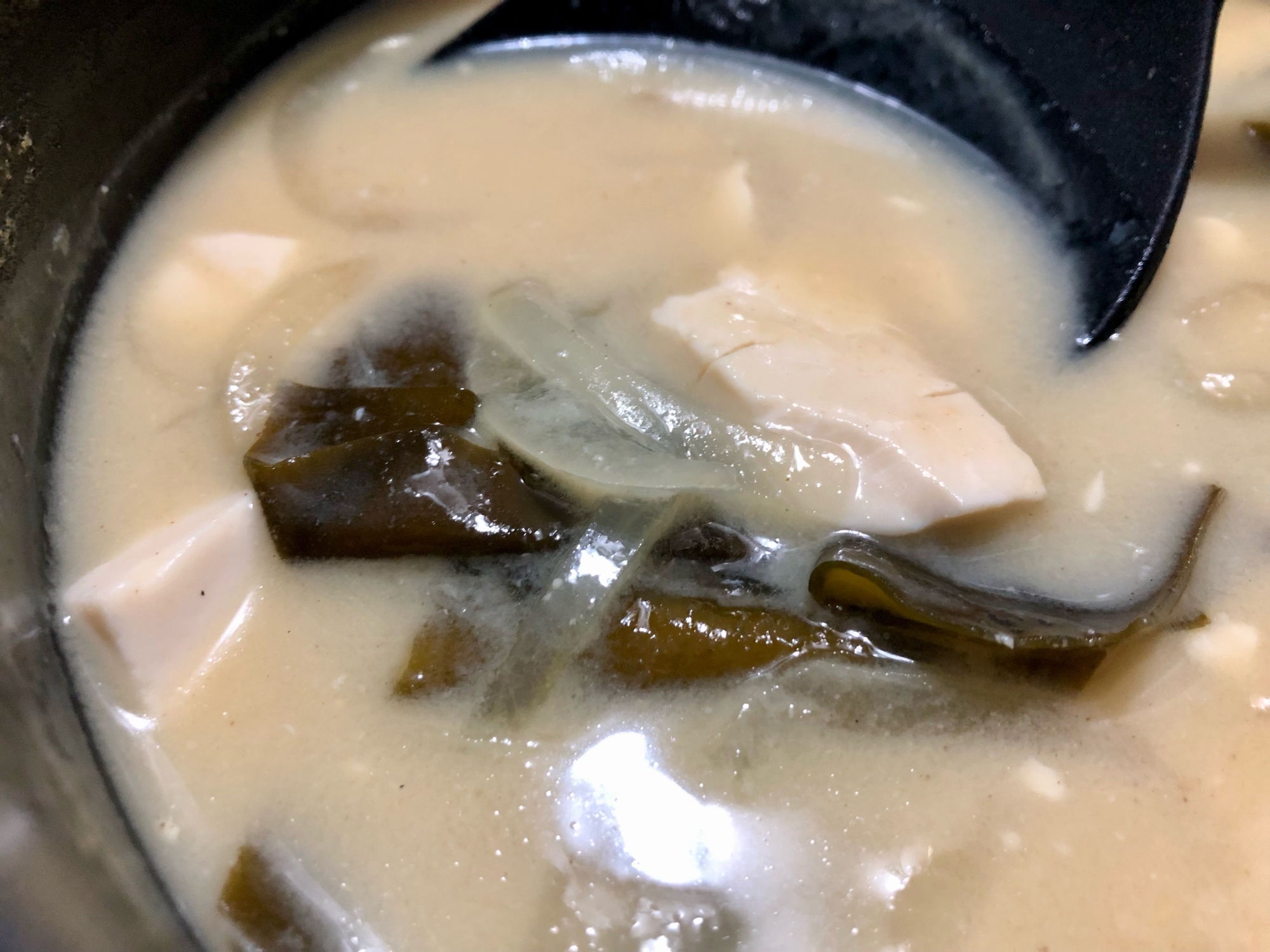 玉ねぎと豆腐とわかめの白味噌汁