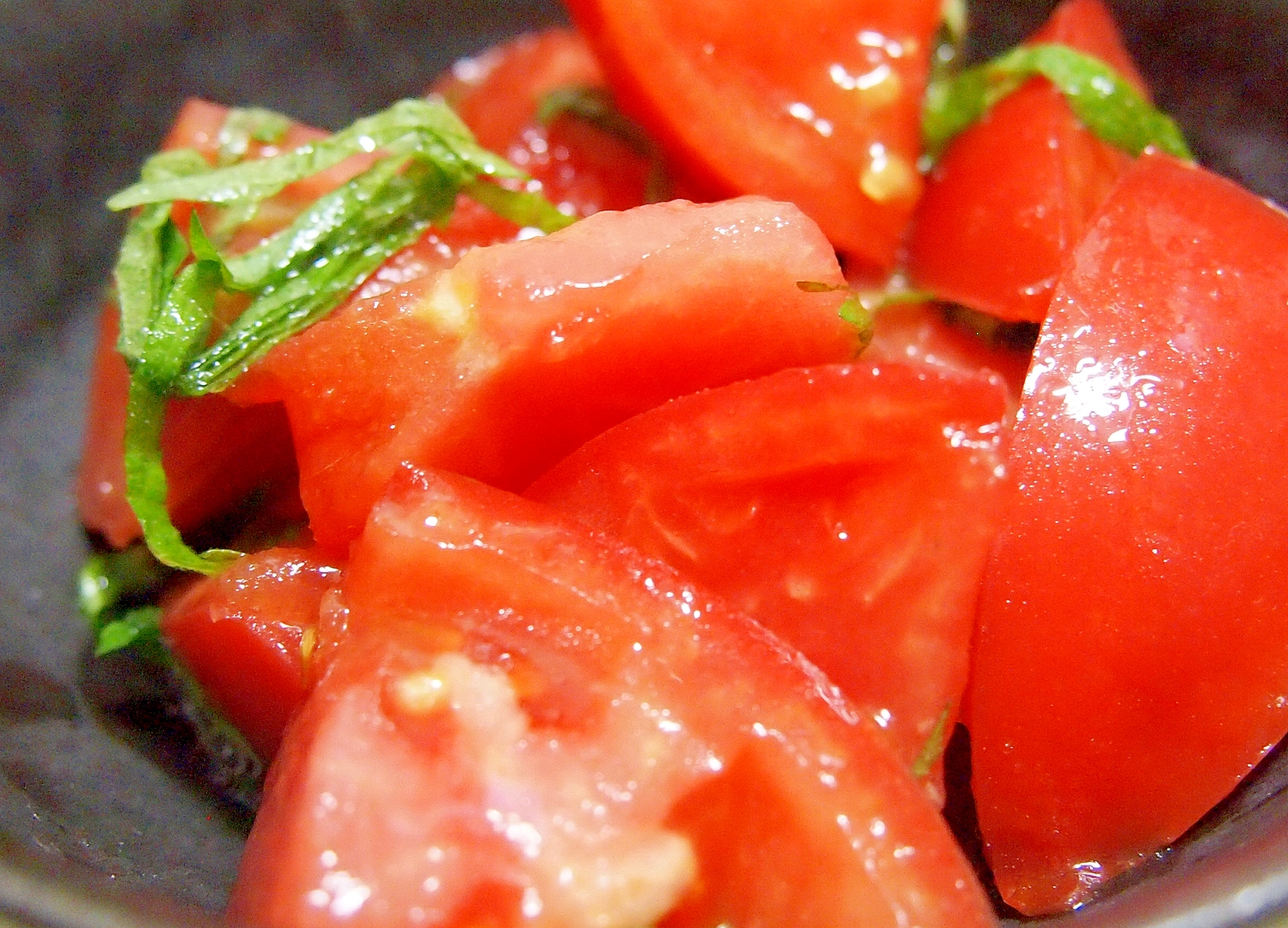 トマトと大葉のはちみつ黒酢ドレサラダ
