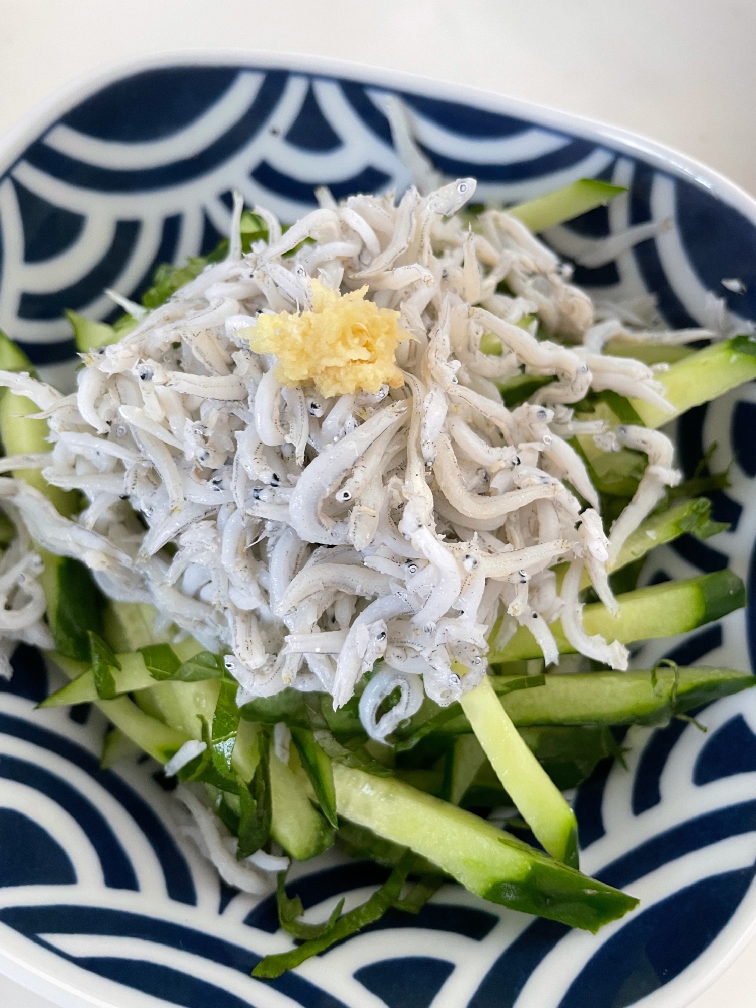 きゅうりとしらすをのせた豆腐サラダ