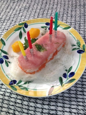 マグロとサーモンの押し寿司ケーキ