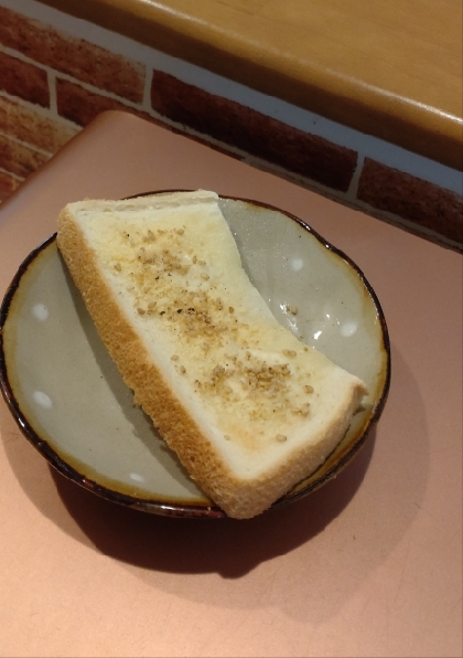 粉チーズとごまのトースト