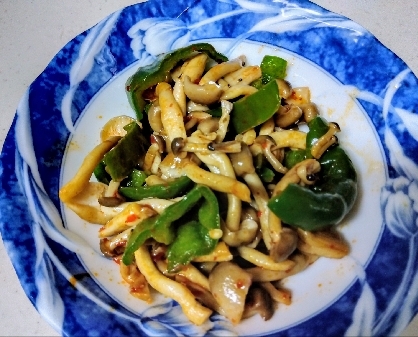 お弁当のおかず！しめじとピーマンの豆板醤炒め