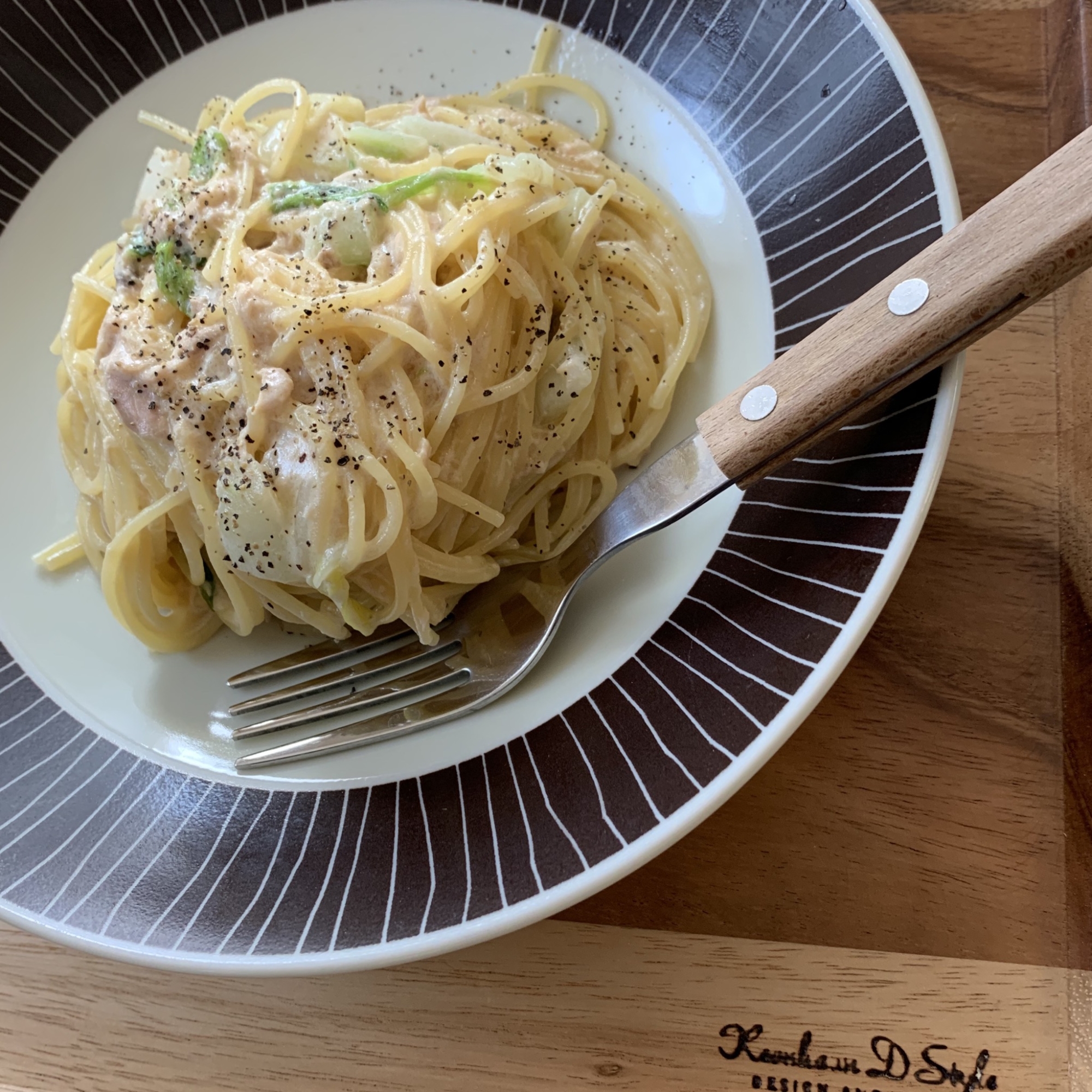 丸いパスタ皿に盛り付けた、白菜とツナ缶のクリームパスタ