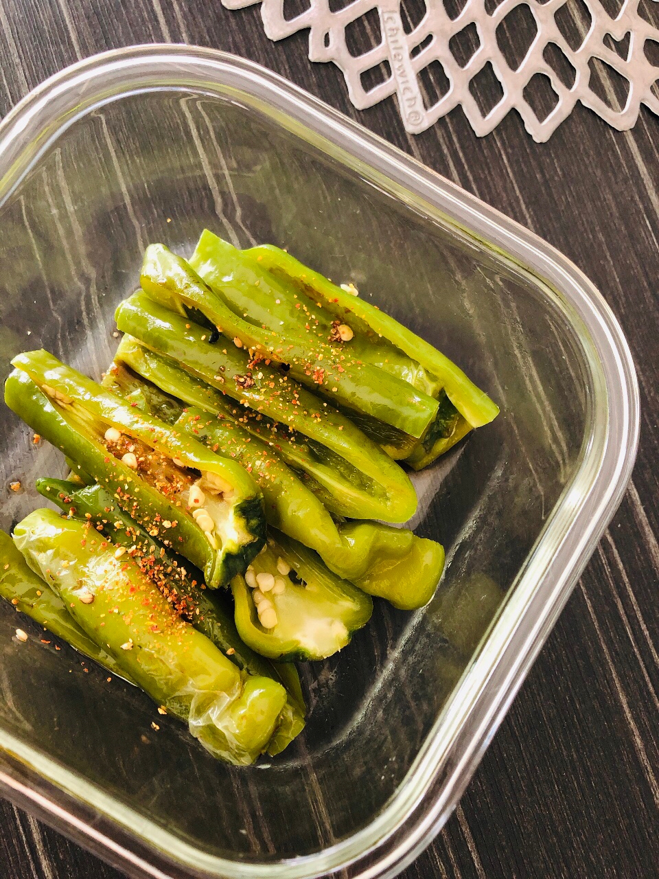 ガラスの耐熱容器に入ったジャンボししとうのレンジ蒸し