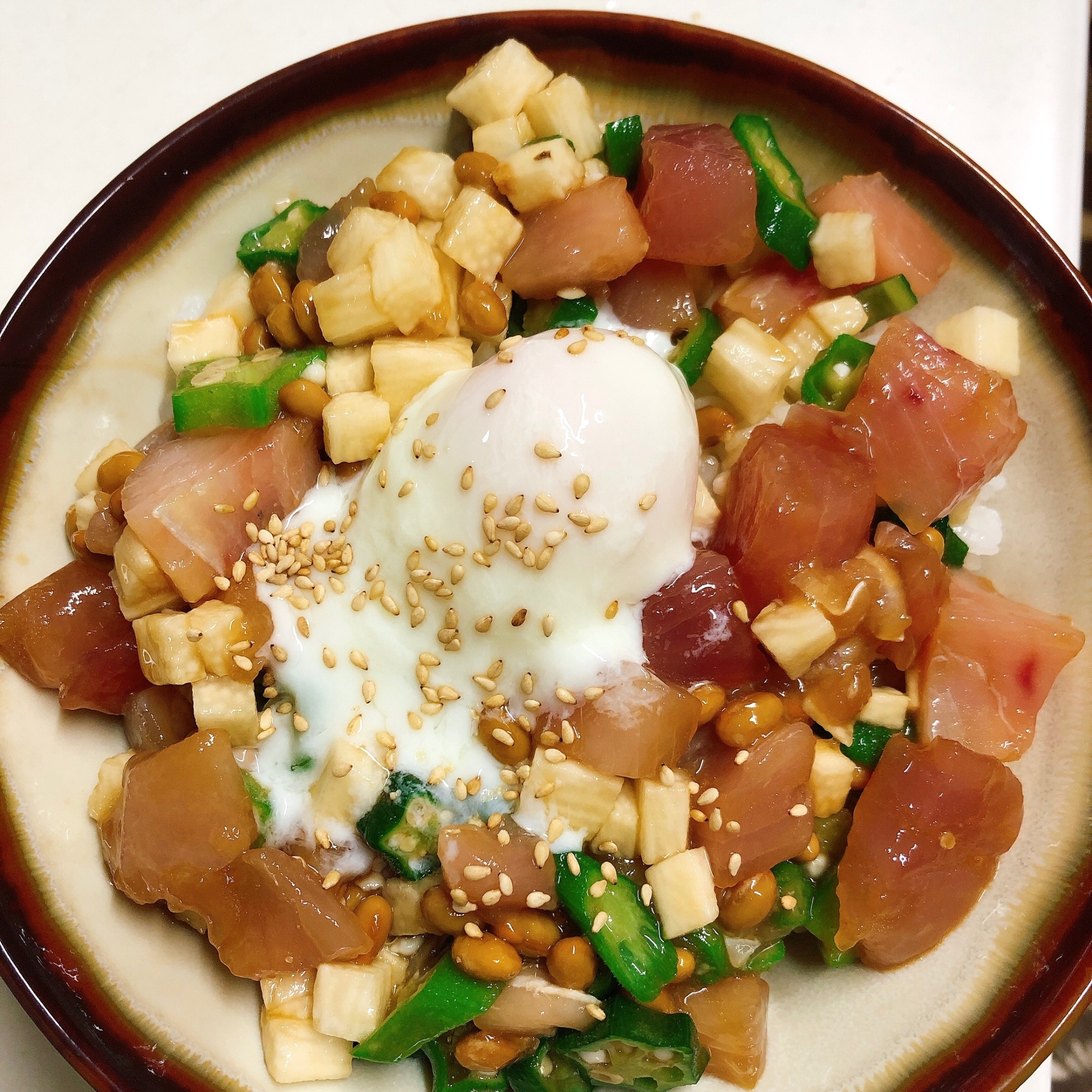 ごま油風味♪温玉マグロねばねば丼