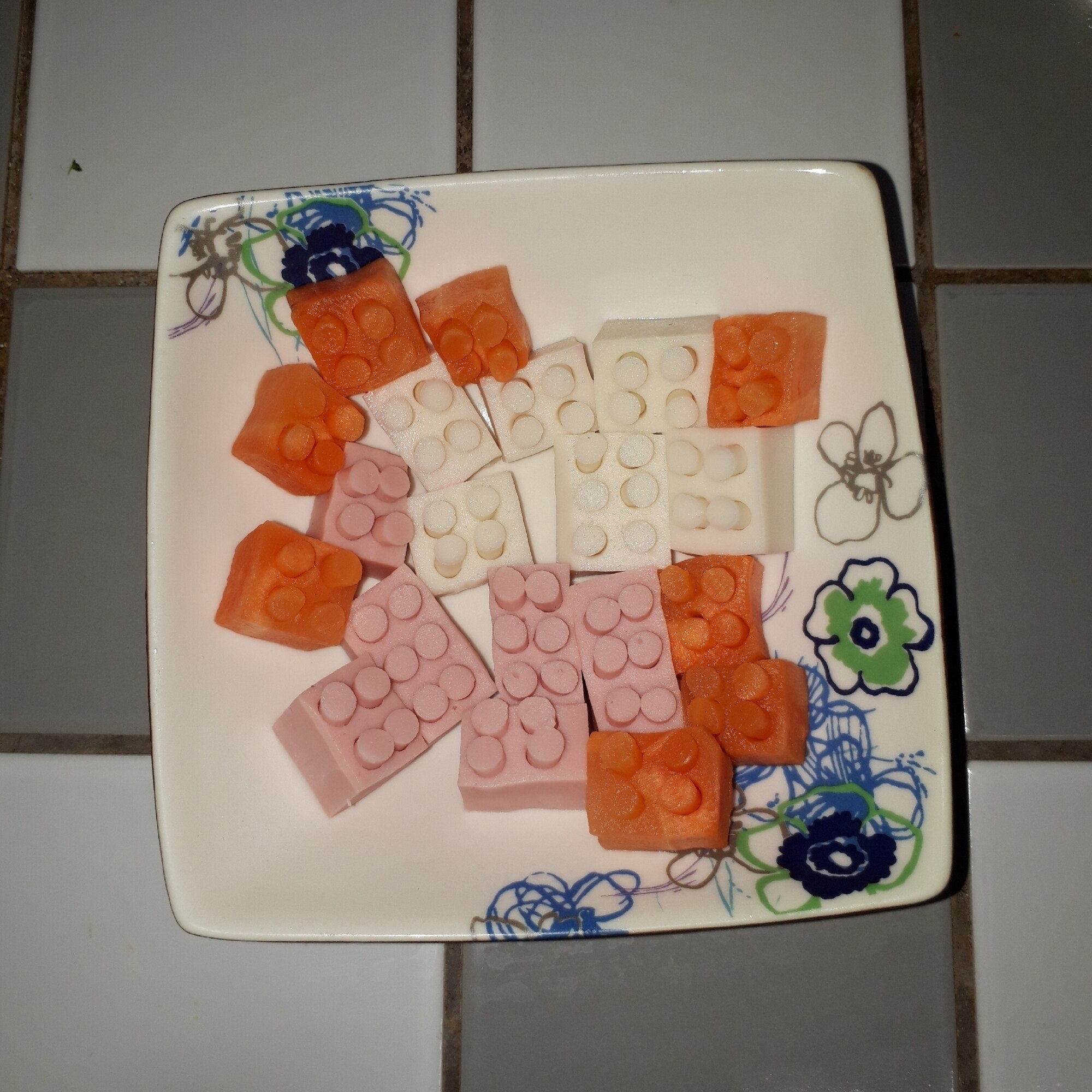 キャラ弁にピッタリ お弁当のおかず レゴブロック風 レシピ 作り方 By フリ子ちゃん 楽天レシピ