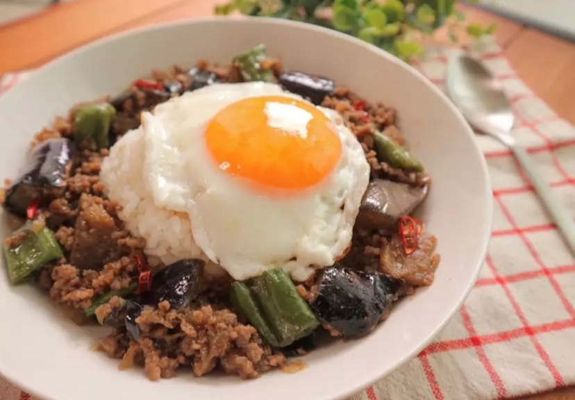 カフェめし♡なすとピーマンの甘辛肉味噌丼