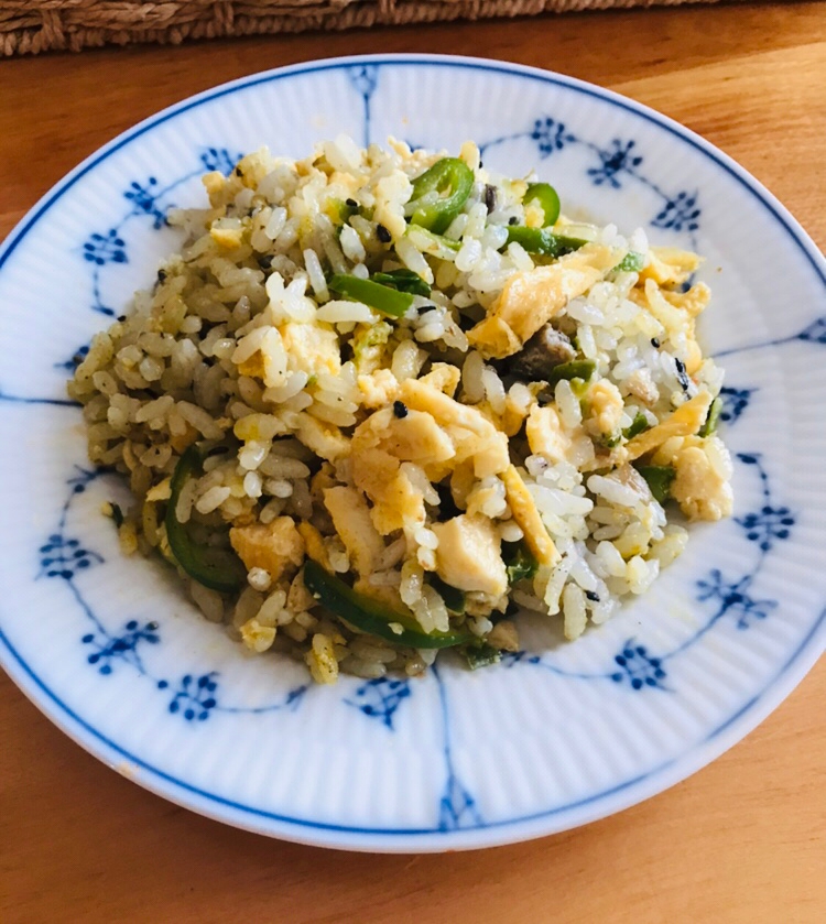 鯖缶とピーマンのカレーチャーハン