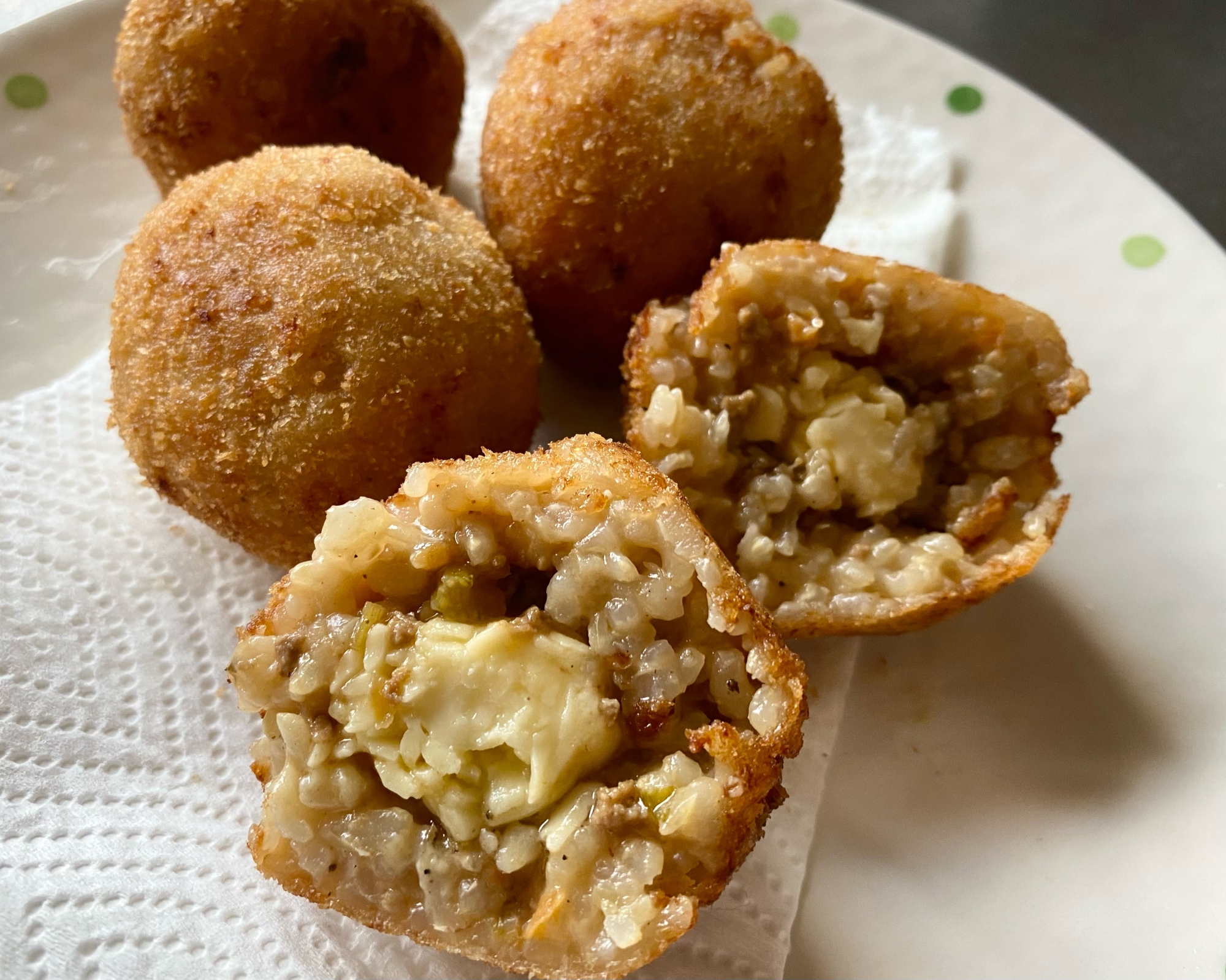 皿に盛られた、残り物のリゾットで作るアランチーニ