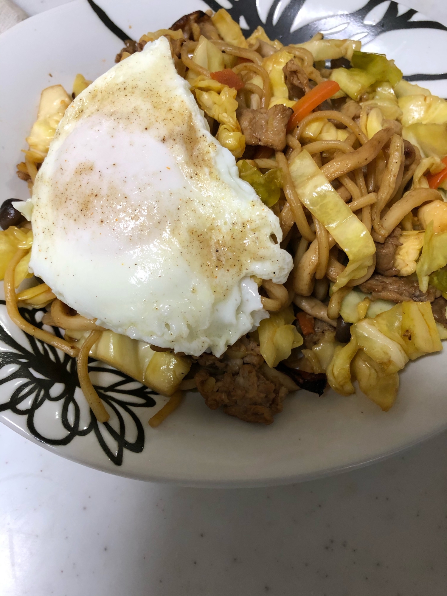 目玉焼きのせ♡豚肉とキャベツのちゃんぽん焼き