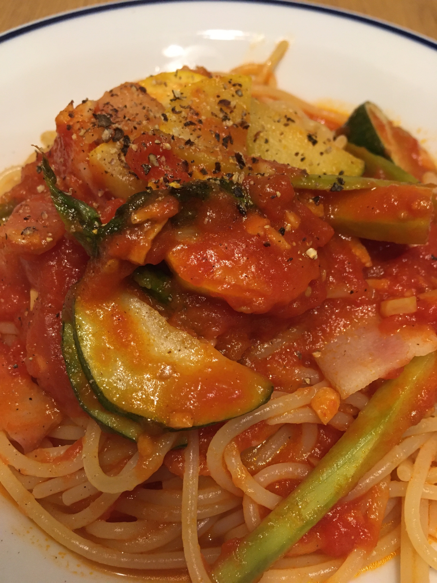 ズッキーニ とアスパラのトマトパスタ