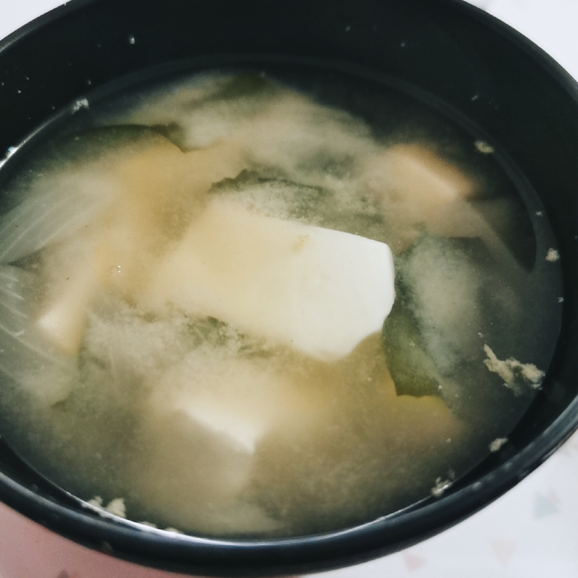 豆腐と玉ねぎとわかめの味噌汁