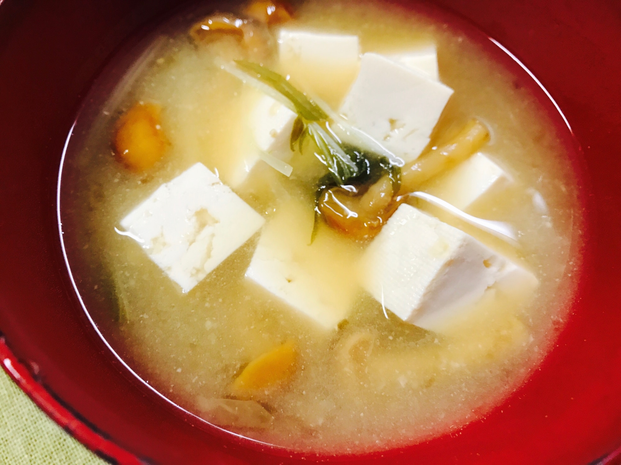 なめこの味噌汁 つるつるとろとろ！なめことわかめのお味噌汁のレシピ | セブン