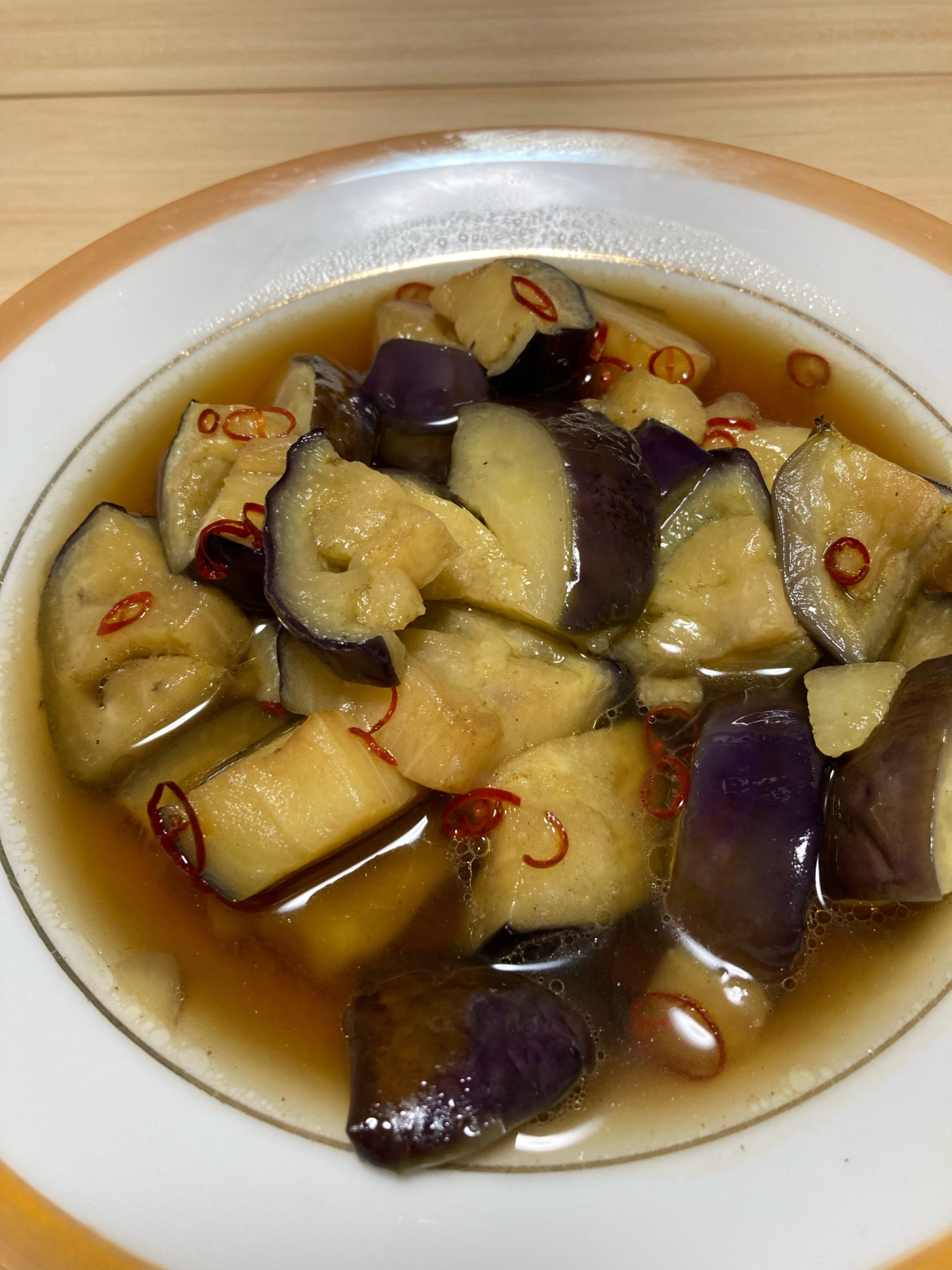 白い丸皿に盛り付けた丸なすの揚げびたし