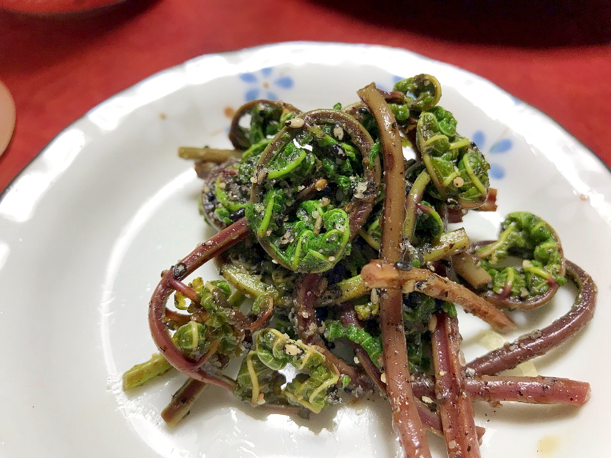 赤こごみの黒胡麻和え