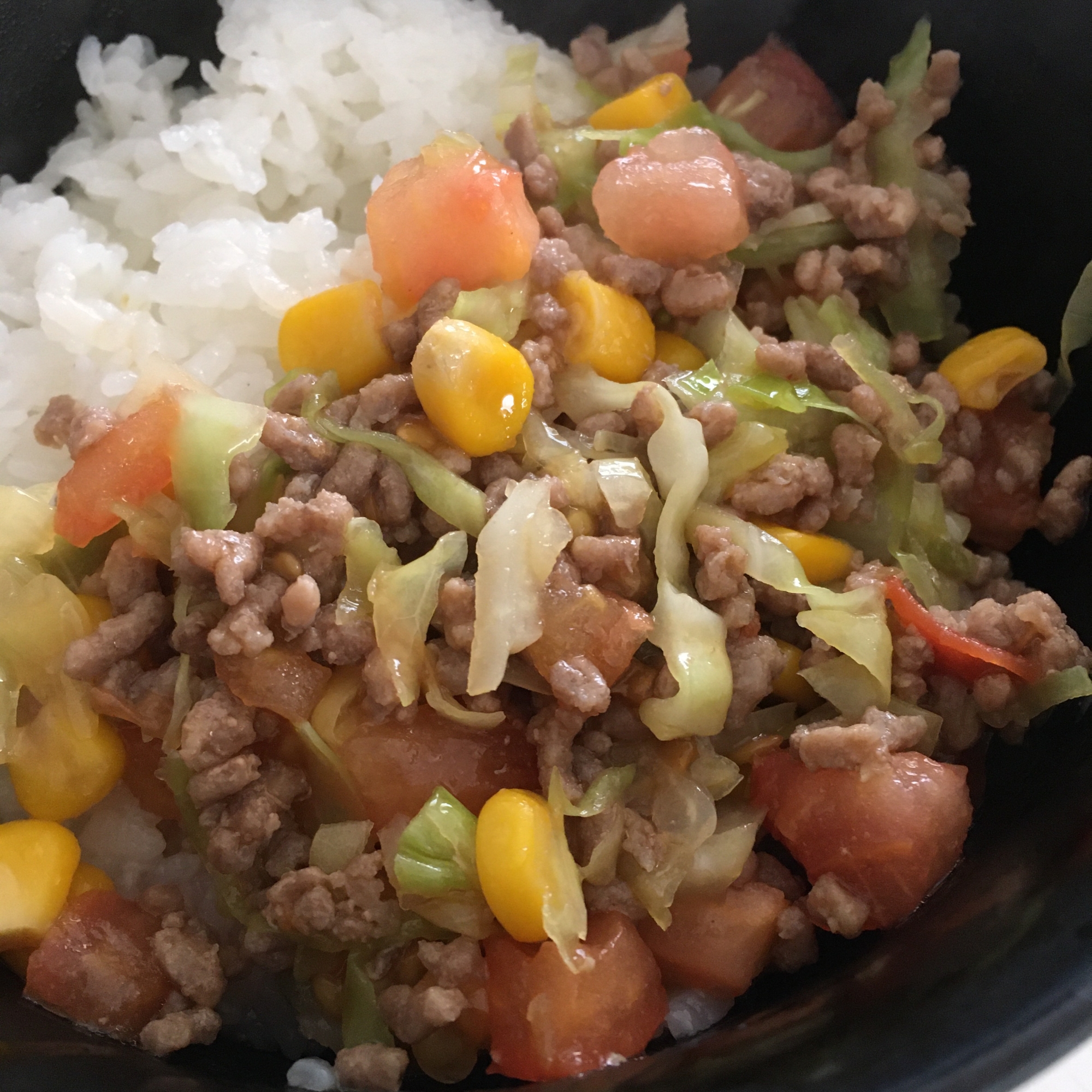 トマトコーンキャベツ入り！挽肉の野菜たっぷり丼