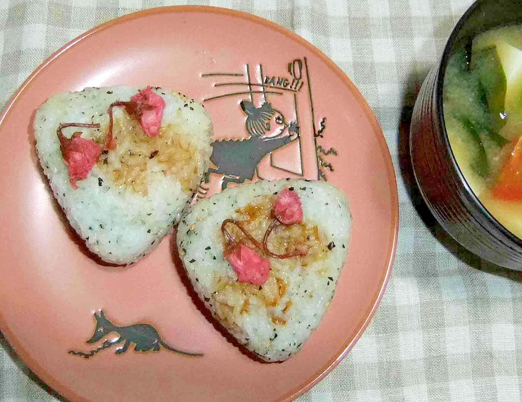 桜の花びら　醤油焼きおにぎり