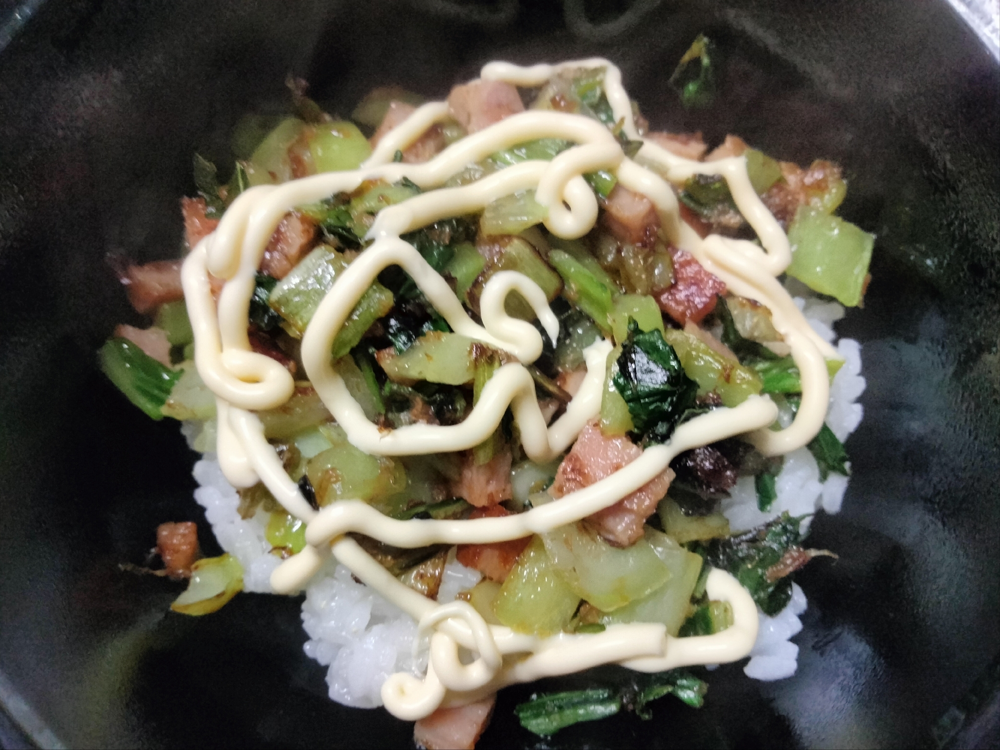 厚切りハムとチンゲン菜炒め鰹節マヨ丼