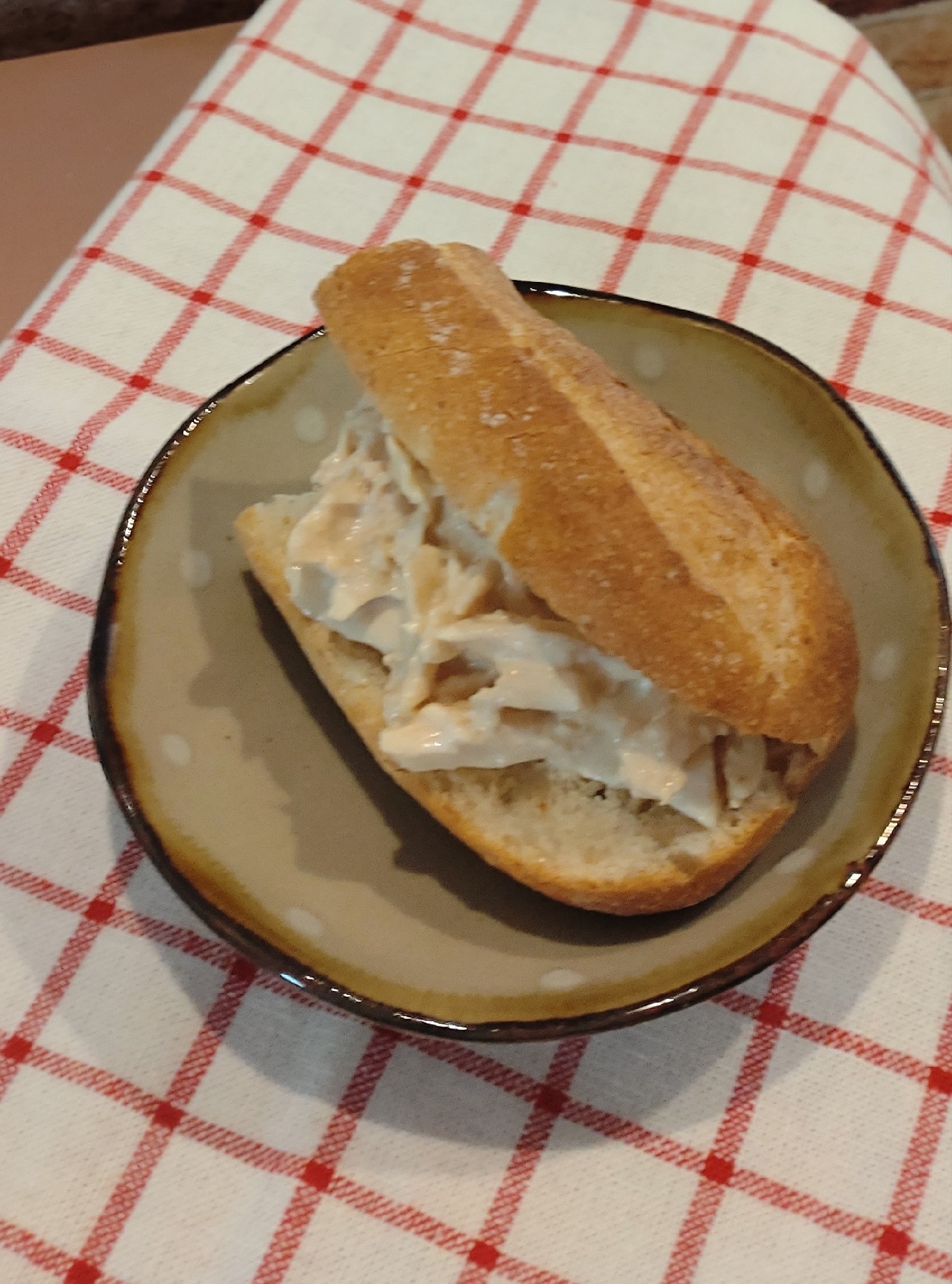 蒸し鶏しょうゆマヨサラダサンド