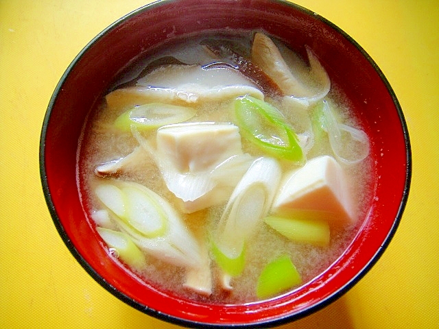 豆腐と長ネギ椎茸の味噌汁