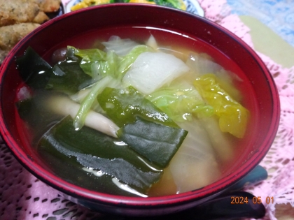 大根と白菜としめじとわかめの味噌汁