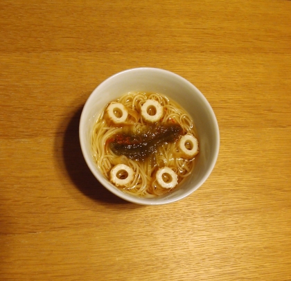 とろろ昆布と竹輪の冷やしうどん