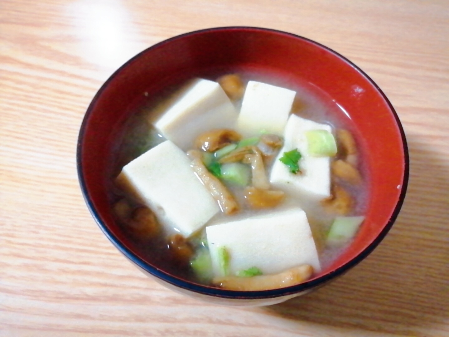 高野豆腐となめこと大根葉の味噌汁