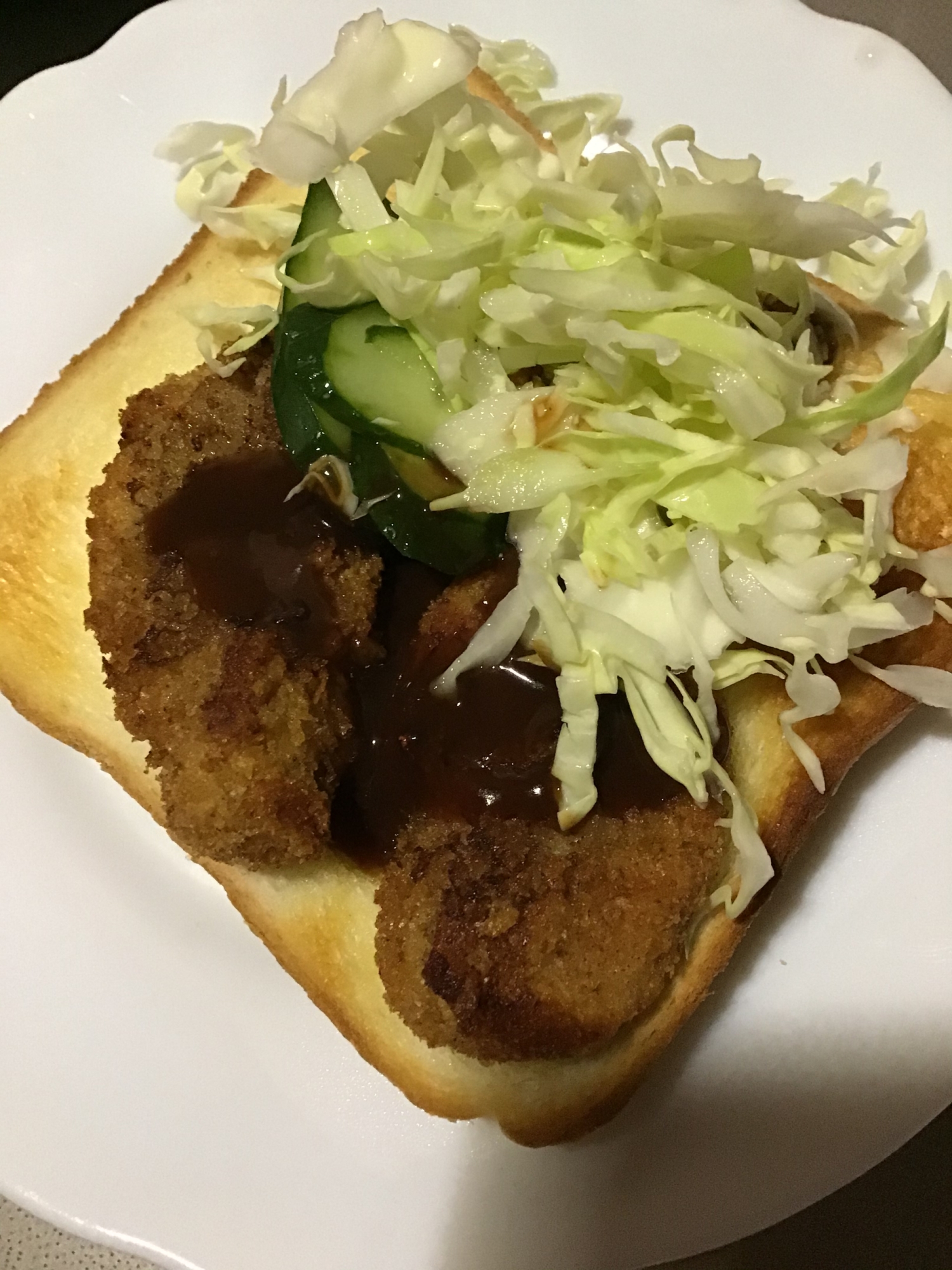 豚ミルフィーユカツと胡瓜とキャベツの食パンサンド。