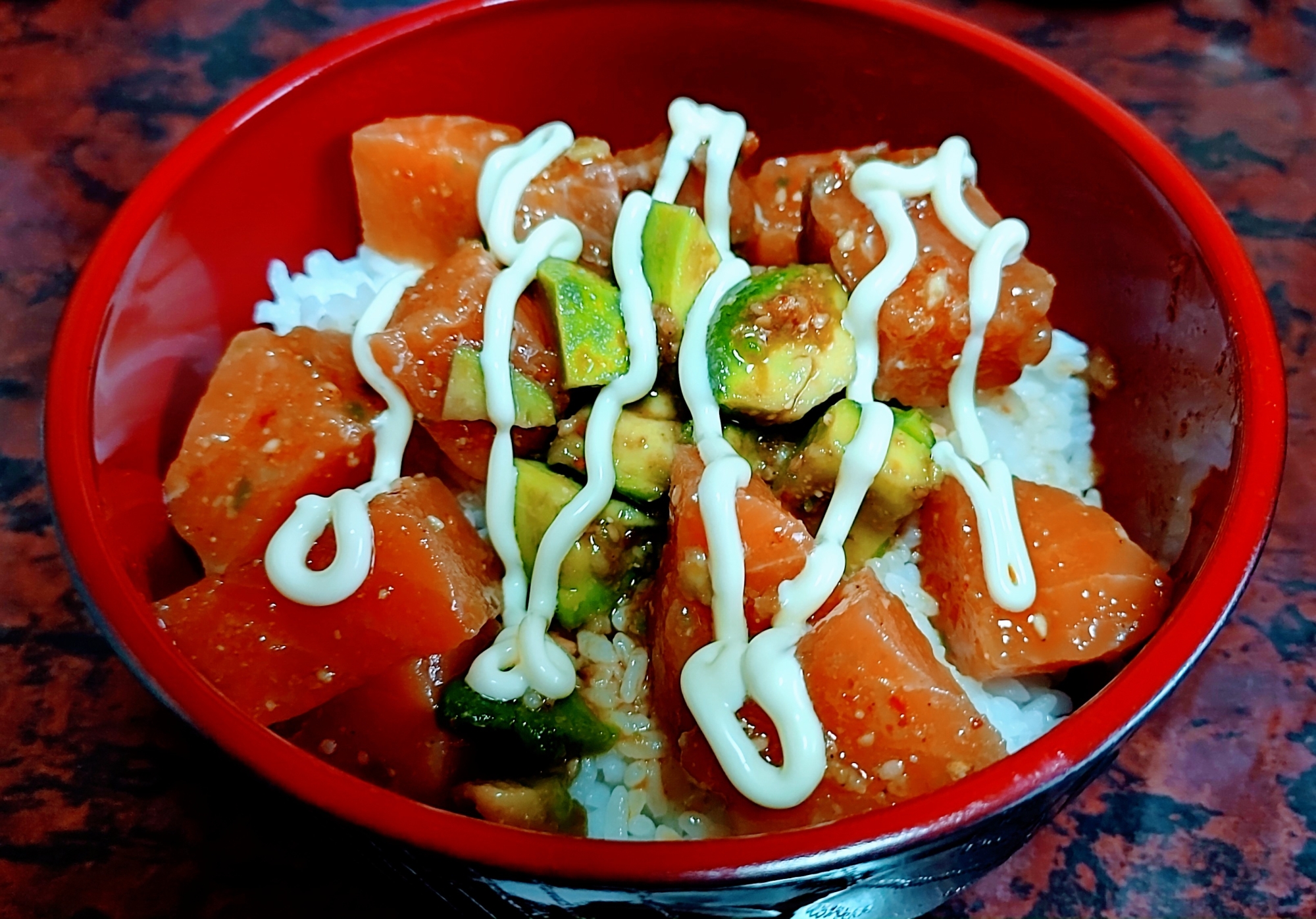 サーモンとアボカドのピリ辛漬け丼