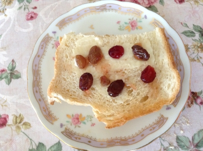 こんばんは〜♡朝食に頂きました♪
有機レーズンを漬けてあったので朝からバタートーストに、美味しく幸せ〜（≧∇≦）
旨ゴチ様でした♡