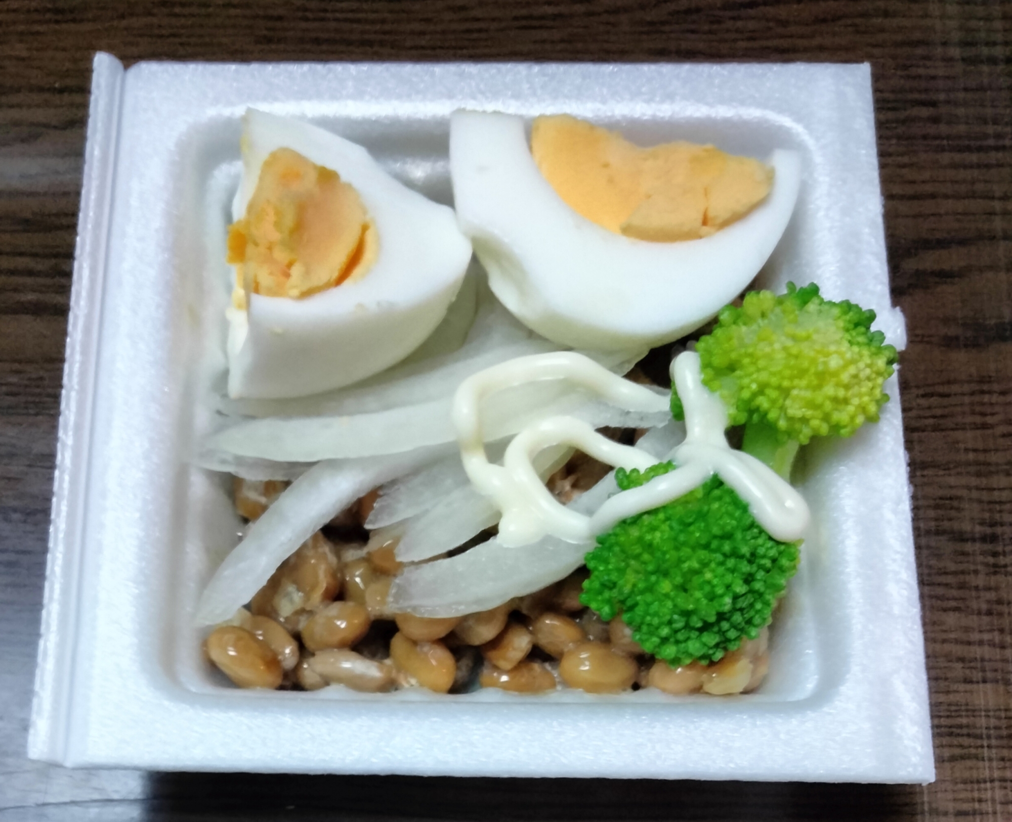 納豆アレンジ 新玉スライス卵ブロッコリーのせて