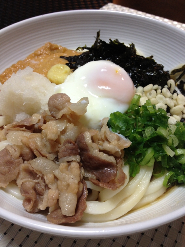 満腹！満足！具だくさん温玉ぶっかけうどん