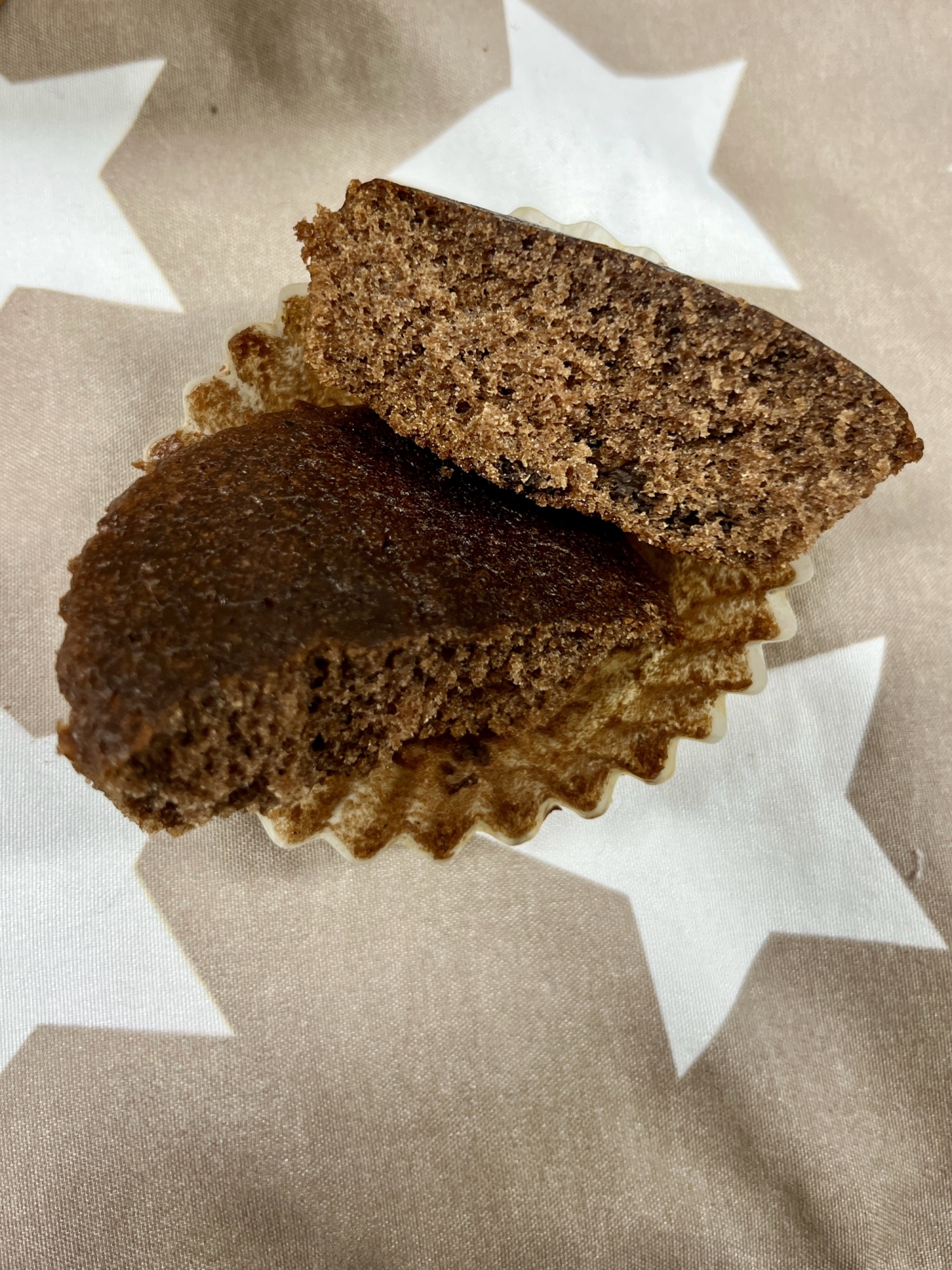 ザクザクチョコチップ入りのケーキ