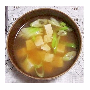 木綿豆腐と長ネギの味噌汁（鰹だし）