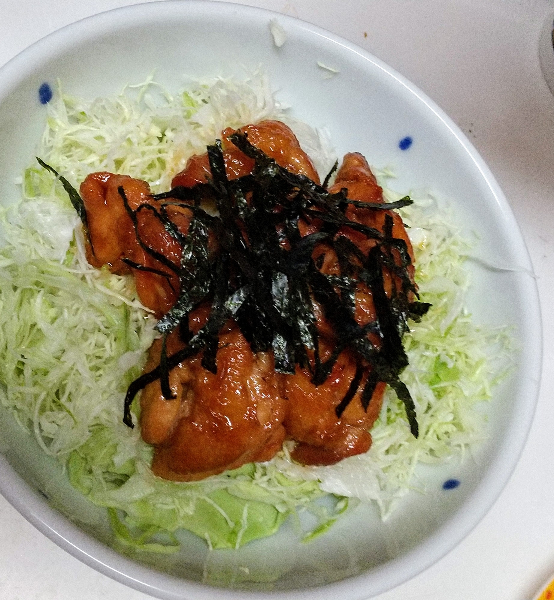 千切りキャベツの焼き鳥丼