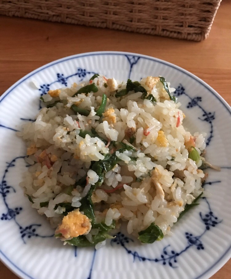 セロリの葉とカニカマのバターチャーハン