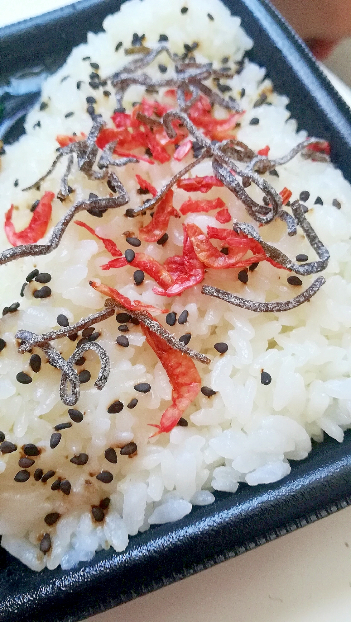 ごま油香る♪黒ごまと干し桜えびと塩昆布の混ぜご飯