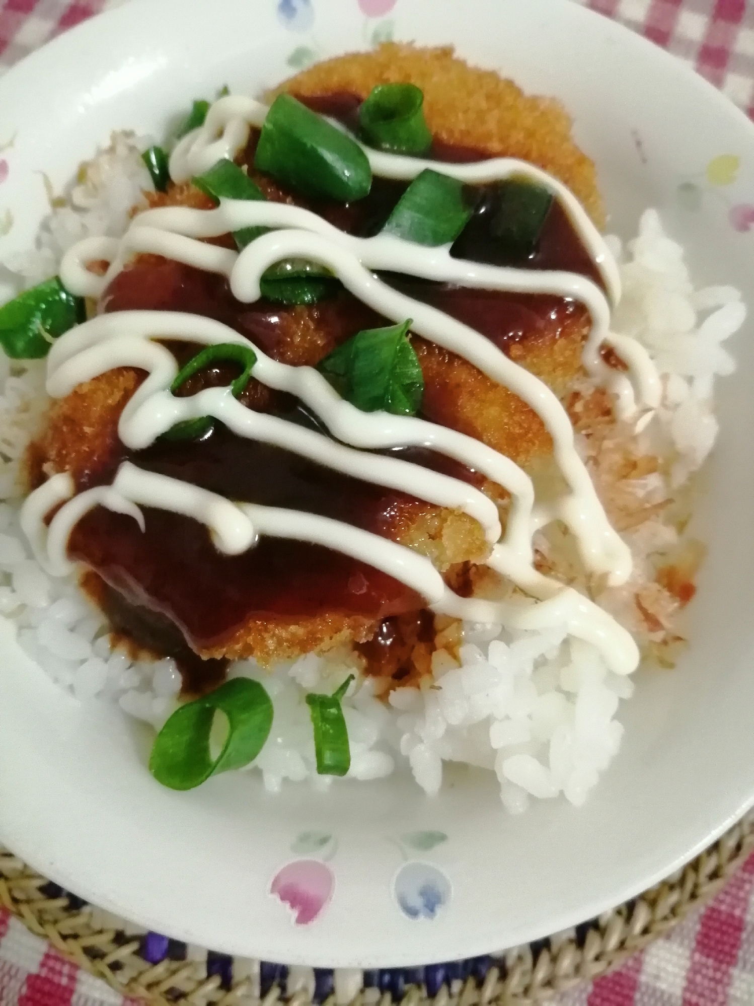 コロッケとネギと粉チーズとオタフクソースマヨ丼