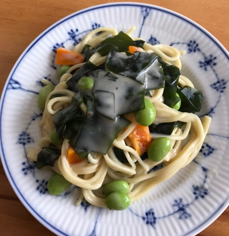 ワカメと枝豆、パプリカのチーズクリーム焼きそば