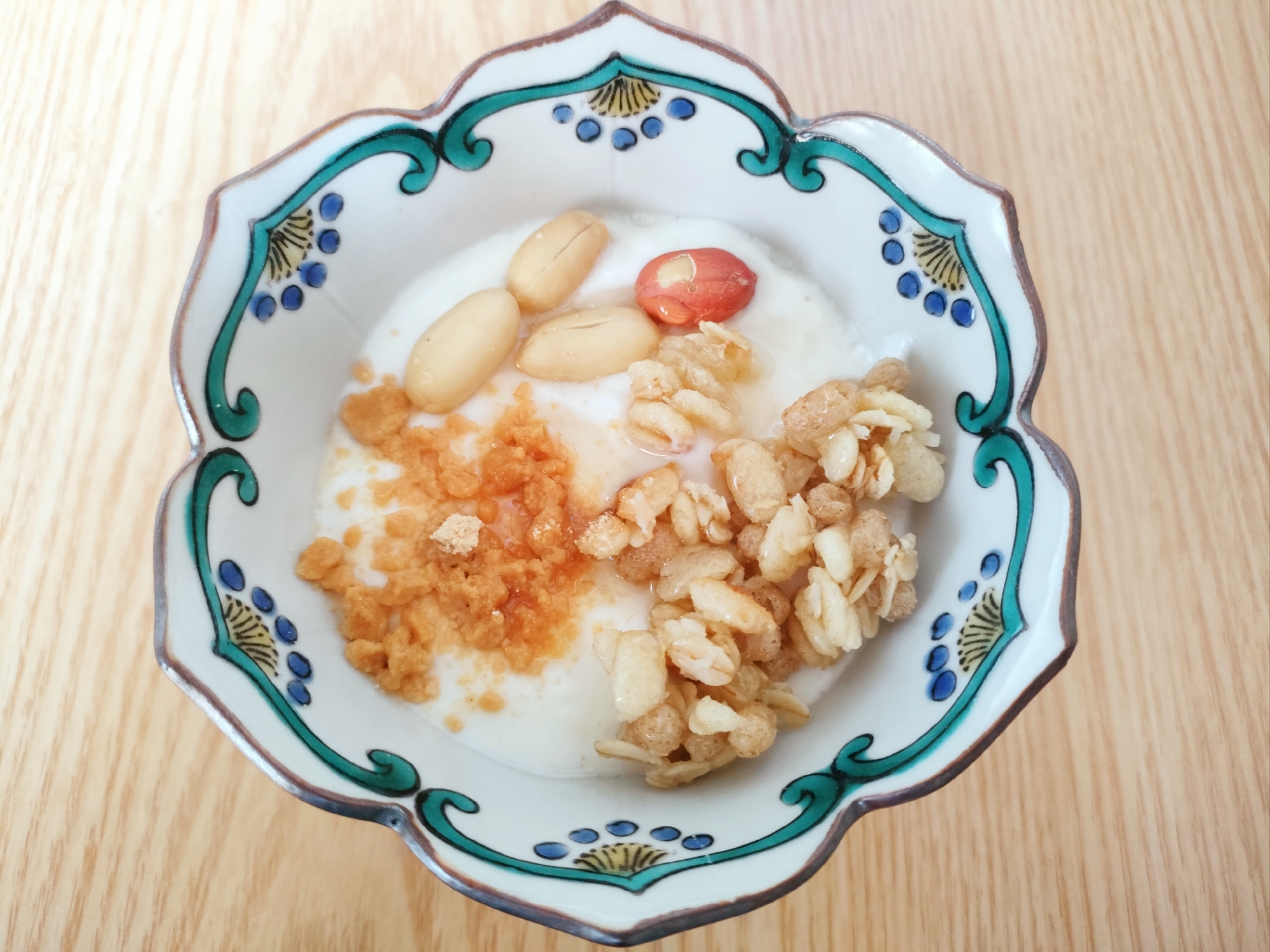 グラノーラとピーナッツときな粉のヨーグルト