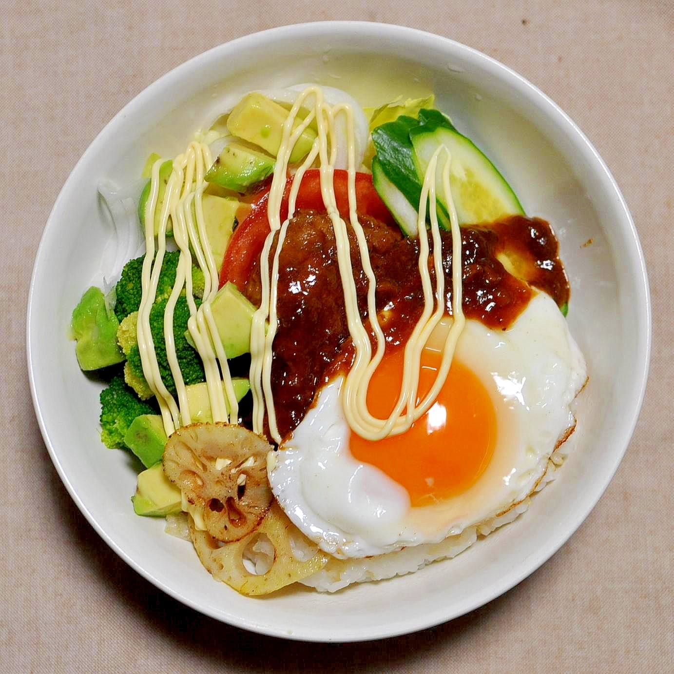 レトルトハンバーグで作る簡単ロコモコ丼