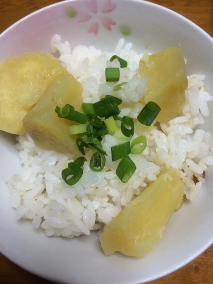 美味しいさつまいもご飯が出来ました。
ゴマがなかったので、ネギをふりかけましたが、ゴマがいいですね。