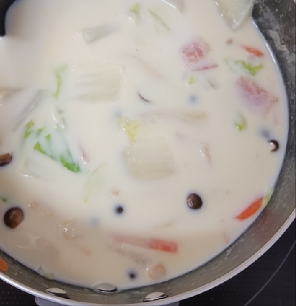 白菜とベーコンの牛乳スープ