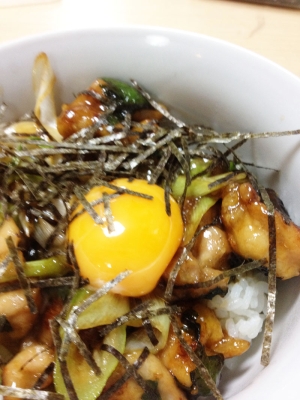 塩麹で下味！ねぎたっぷり焼き鳥丼