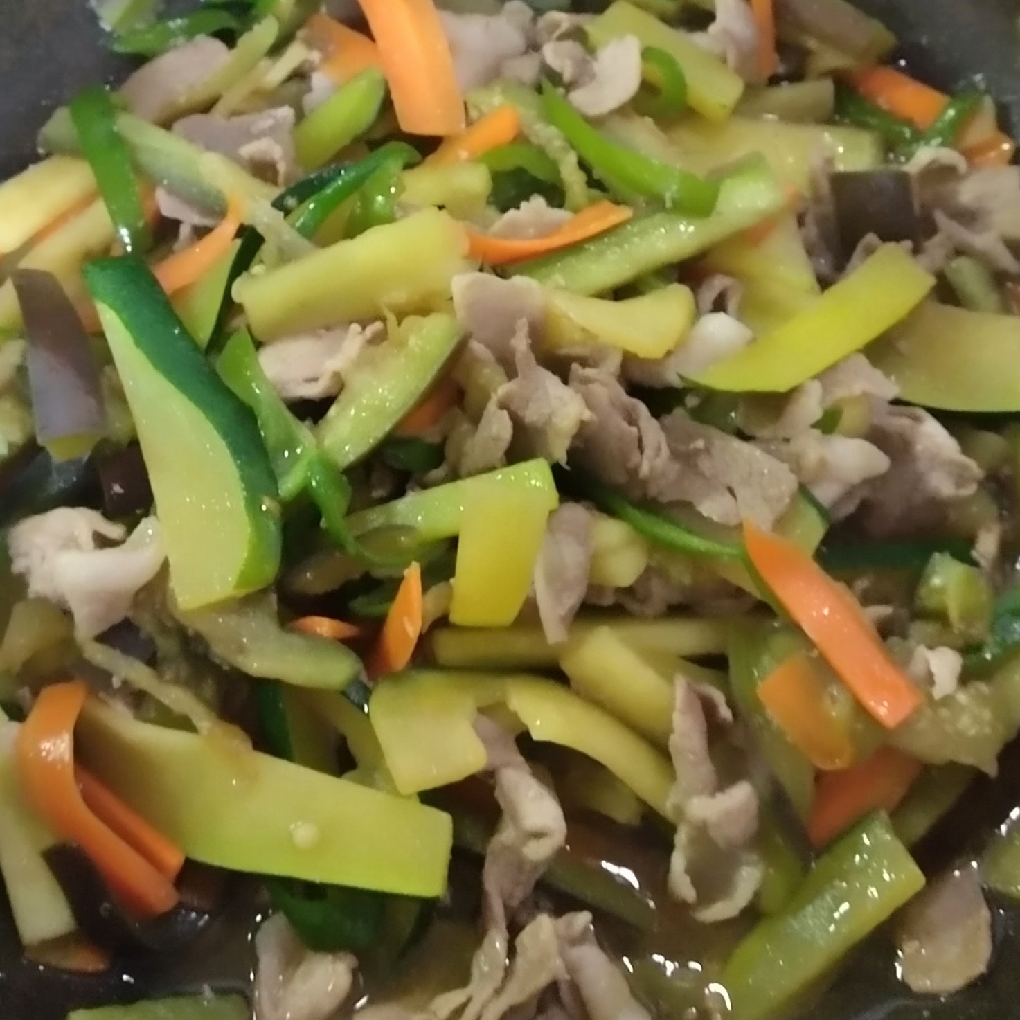 夏野菜で作る肉野菜炒め。焼肉のたれ味