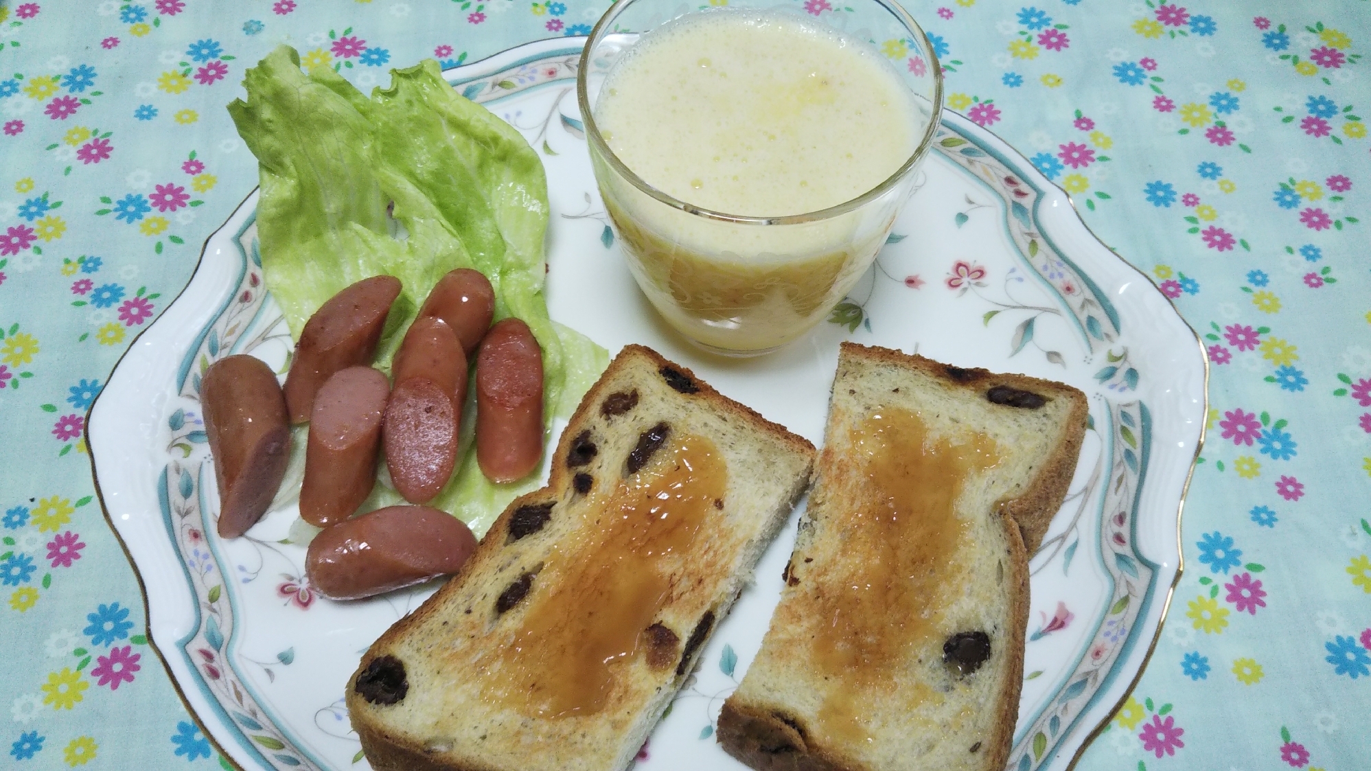 バナナスムージーとウインナー炒めとトーストの朝食☆