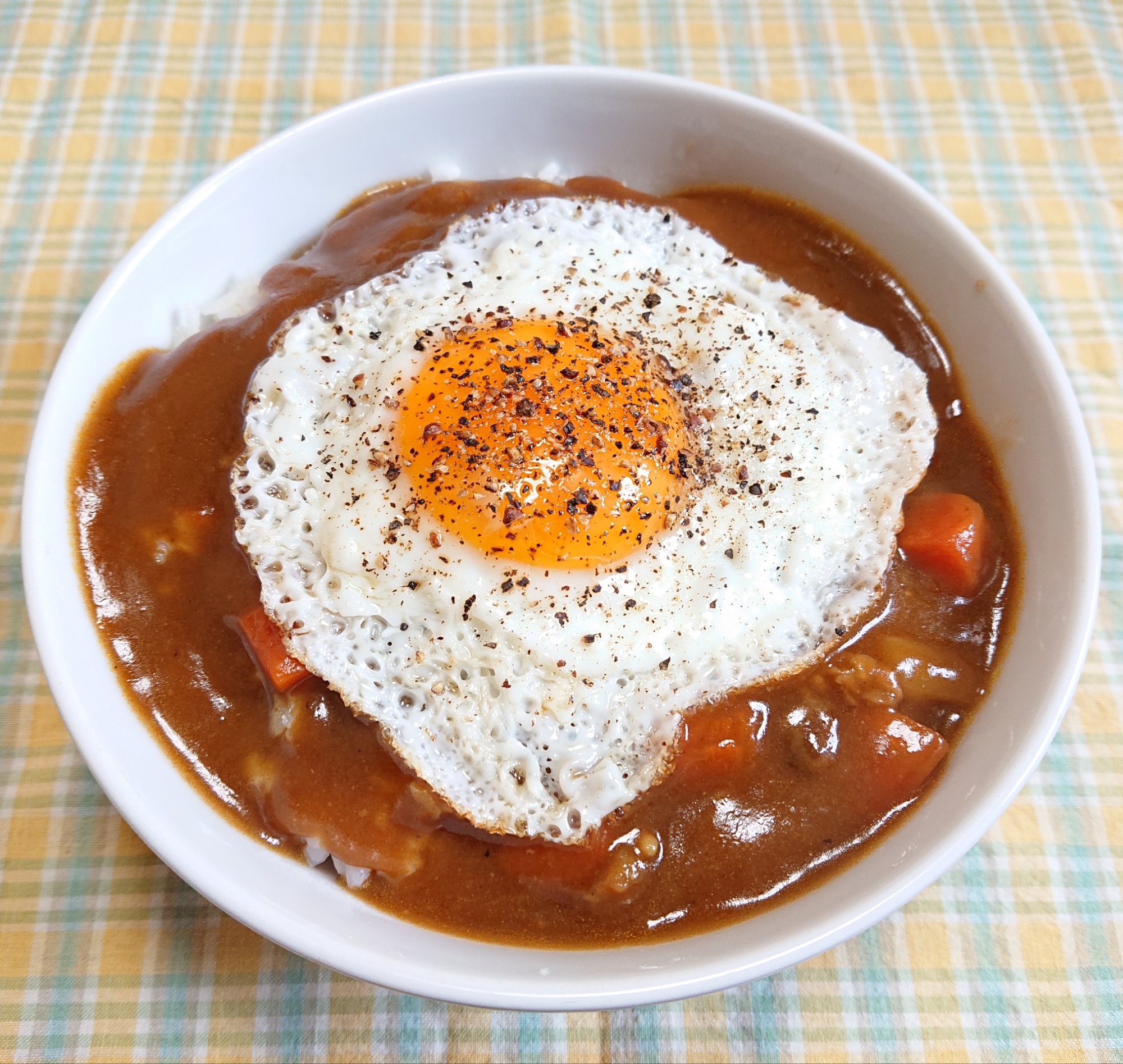 レトルトで☆目玉焼きカレー丼