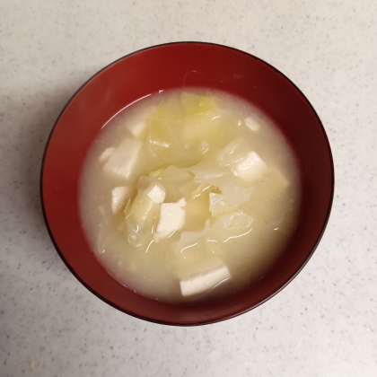 玉ねぎのお味噌汁が食べたくて。
キャベツも豆腐もたっぷりで満たされる♪美味しい♪